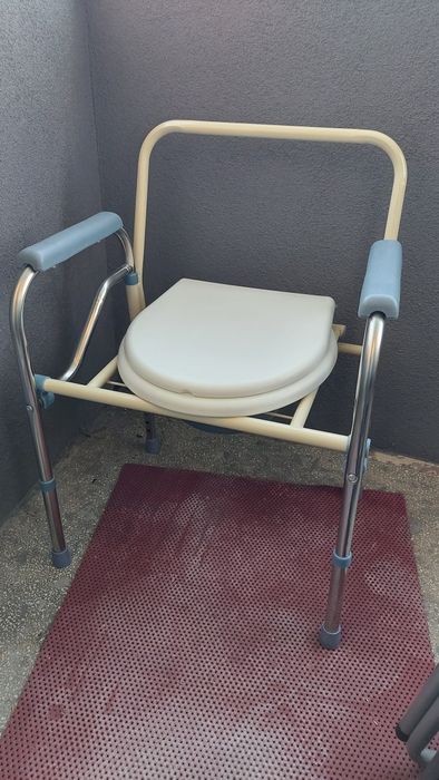 Vand WC mobil pentru persoane greu deplasabile.