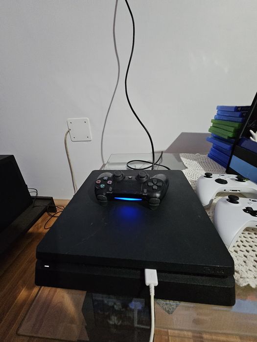 Vând ps4 de 812gb