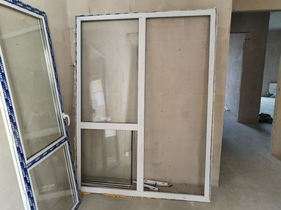 Продам пластиковые дверь с окном