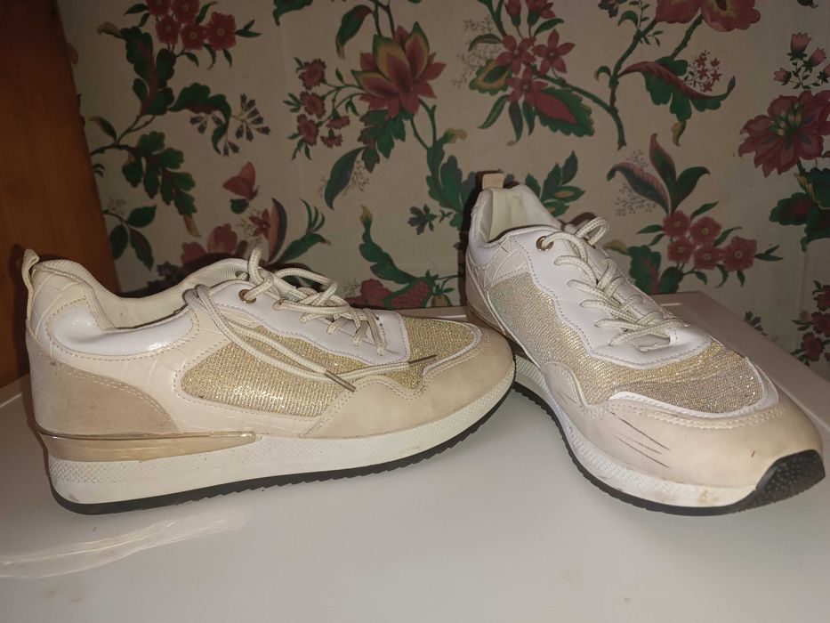 Дамски кубинки, носени.