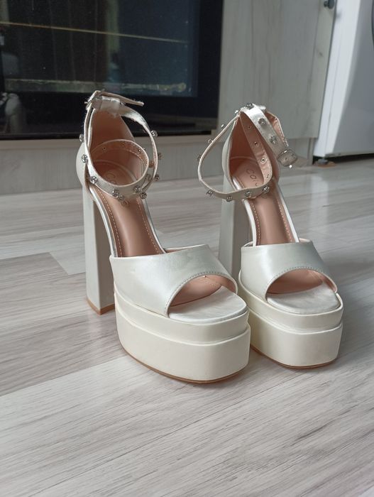 Сандали на ток-бели