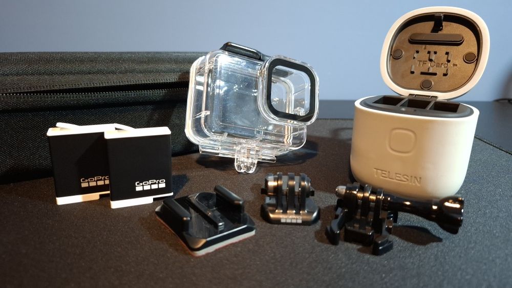 GoPro Hero 11 Black + Acumulatori extra / încărcător/ accesorii