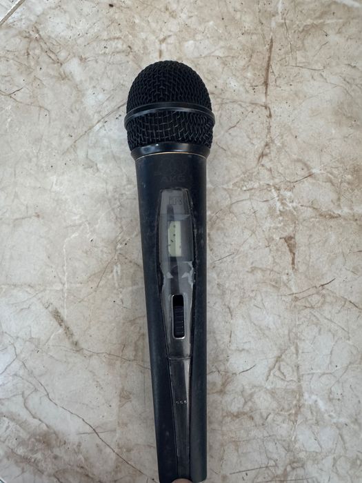 Безжичен микрофон AKG WMS 400