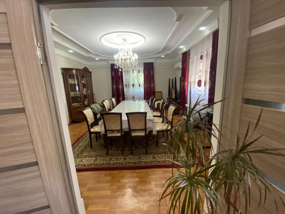 Мебель в зал , горка , стол и стулья