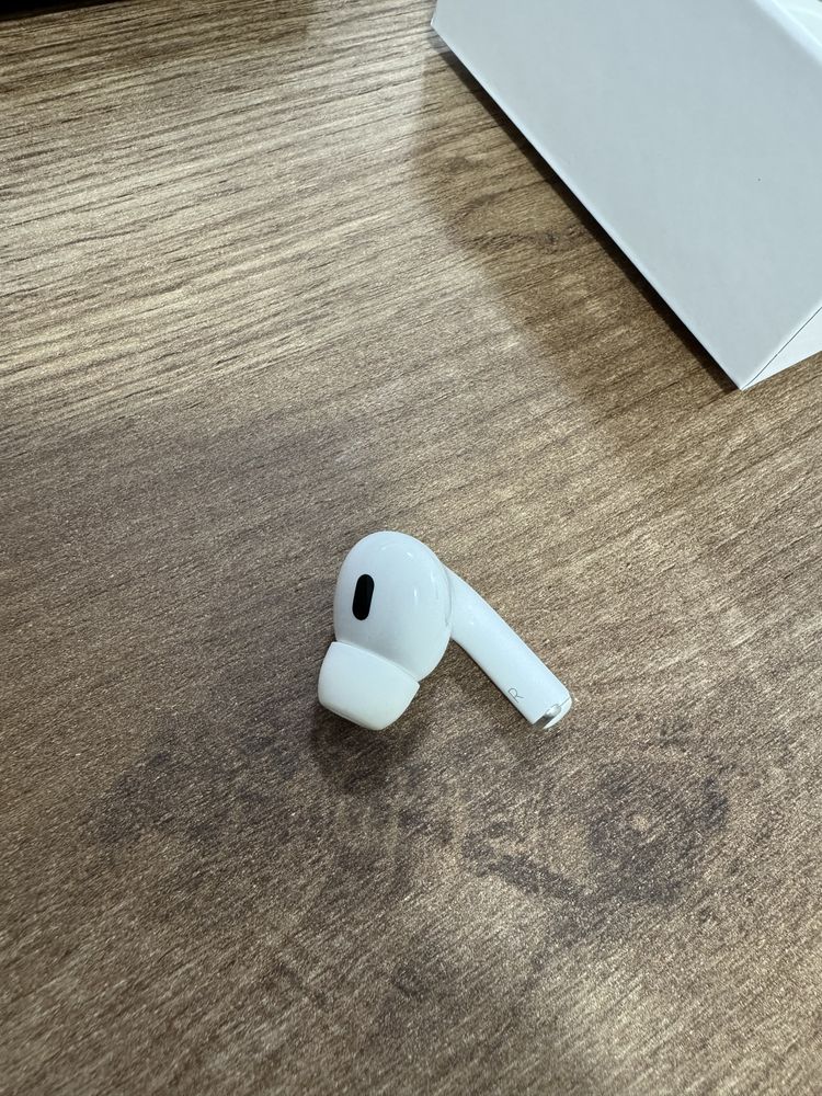 Apple AirPods Pro 2 – только правый и кейс (1 млн сум)