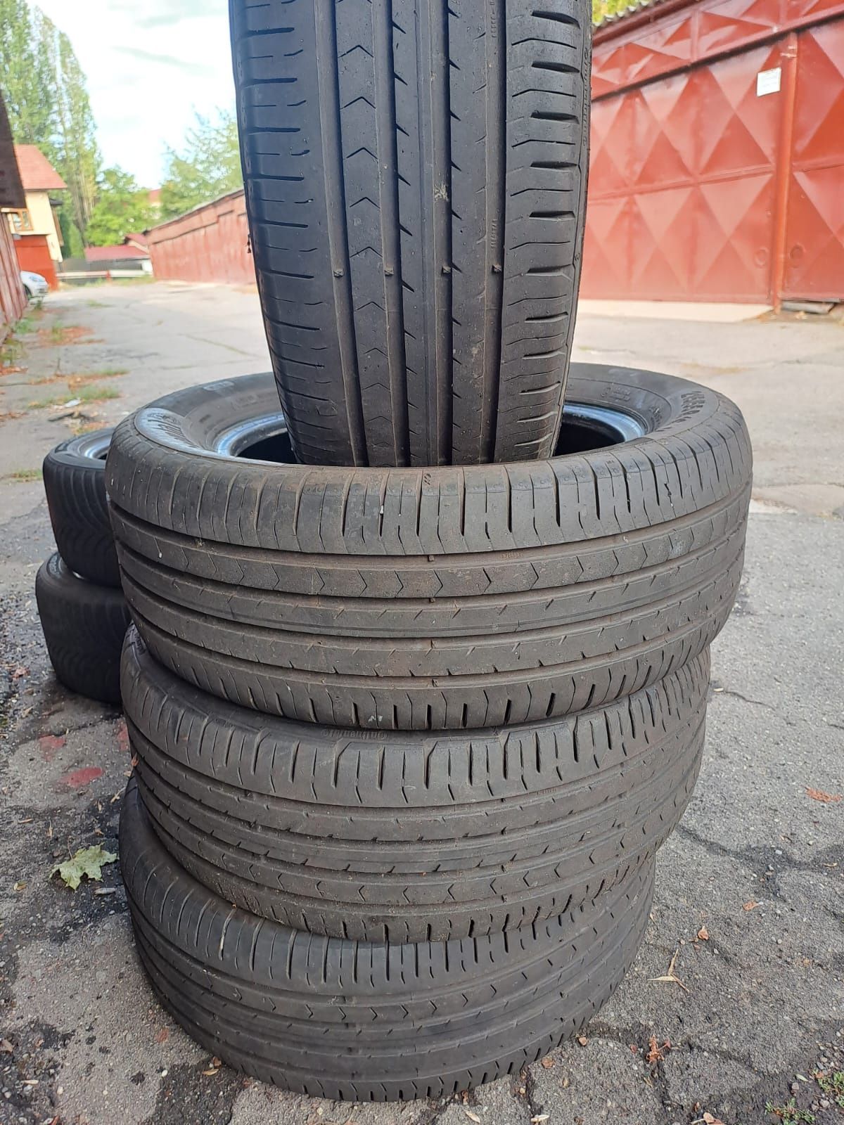 Anvelope vara 225/40/18 și 215/55/16
