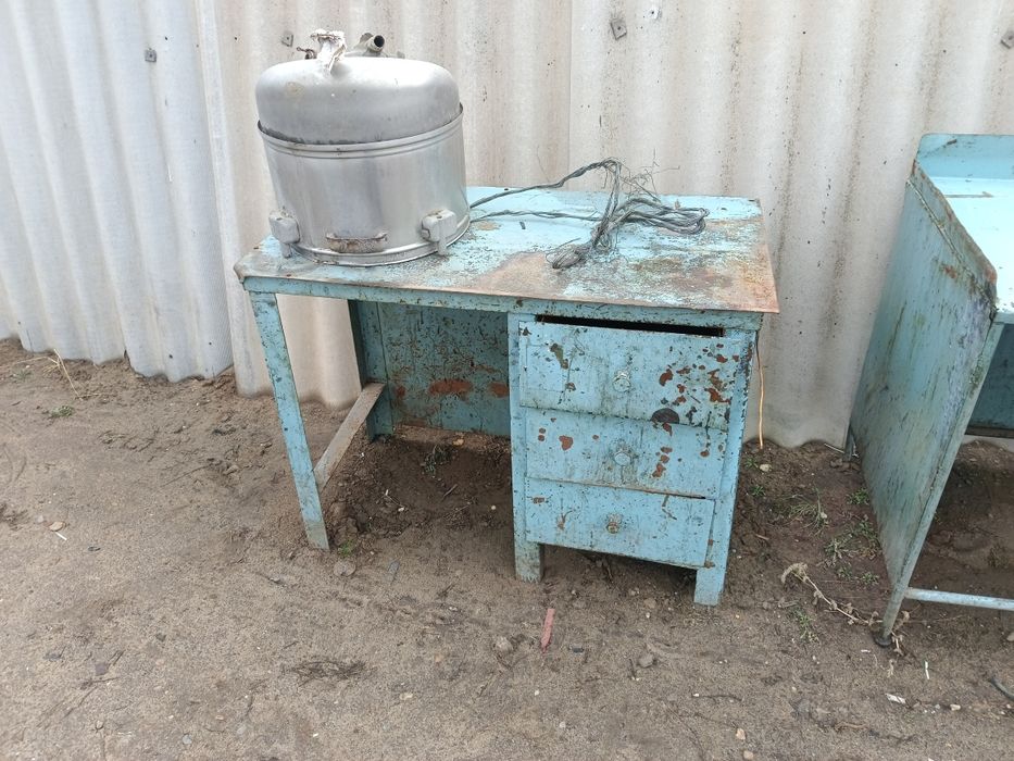 Металлическая стол