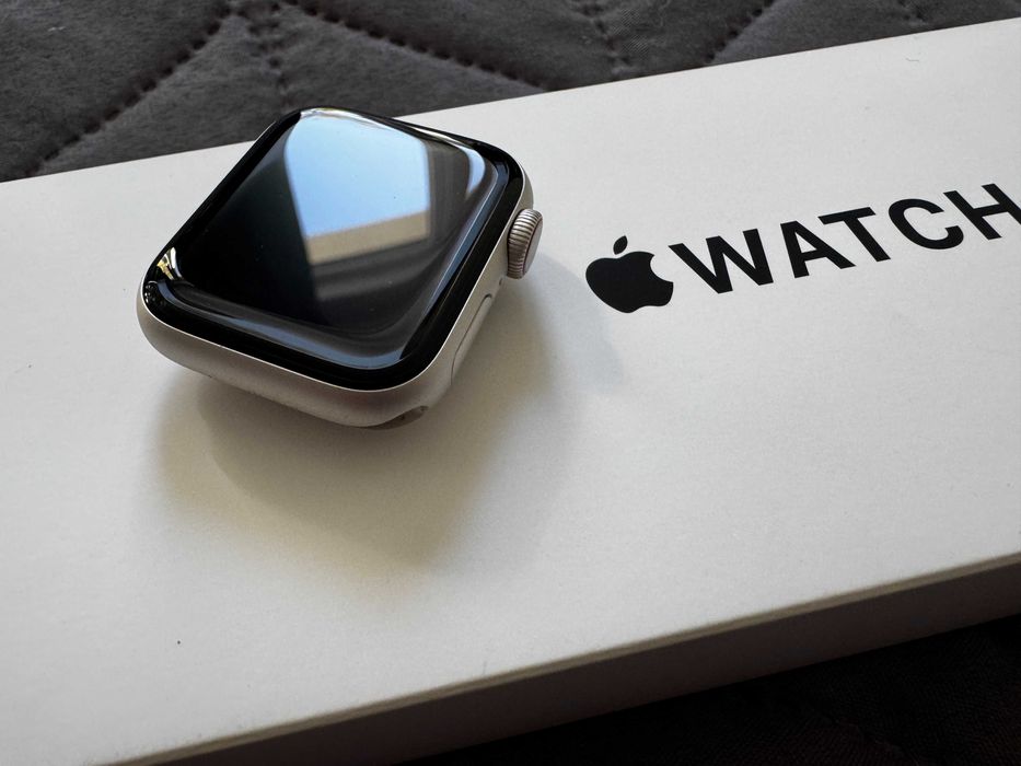 Смарт часовник Apple Watch SE2 v2 Cellular, 40mm, S/M, Starlight Sport