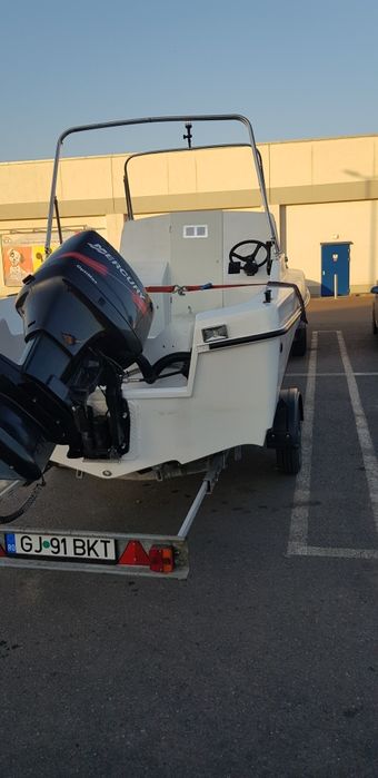 Barca cu motor semicabinata