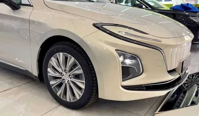 Hongqi E-QM5 500 км 2025г Белый! Без пробега!