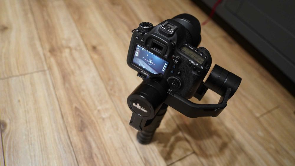Beholder EC1 stabilizator gimbal 3 axe DSLR si Mirrorless