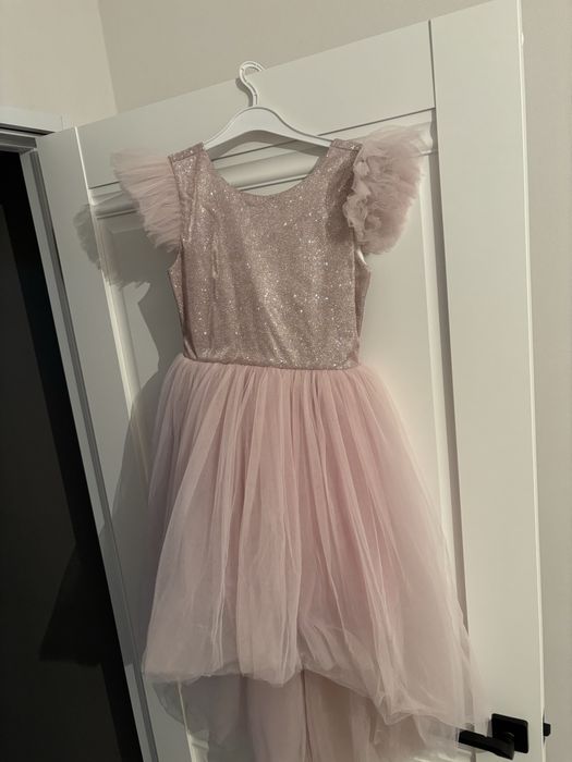 Продам очень красивое платье . Розовый с поедками . С шлейфом .