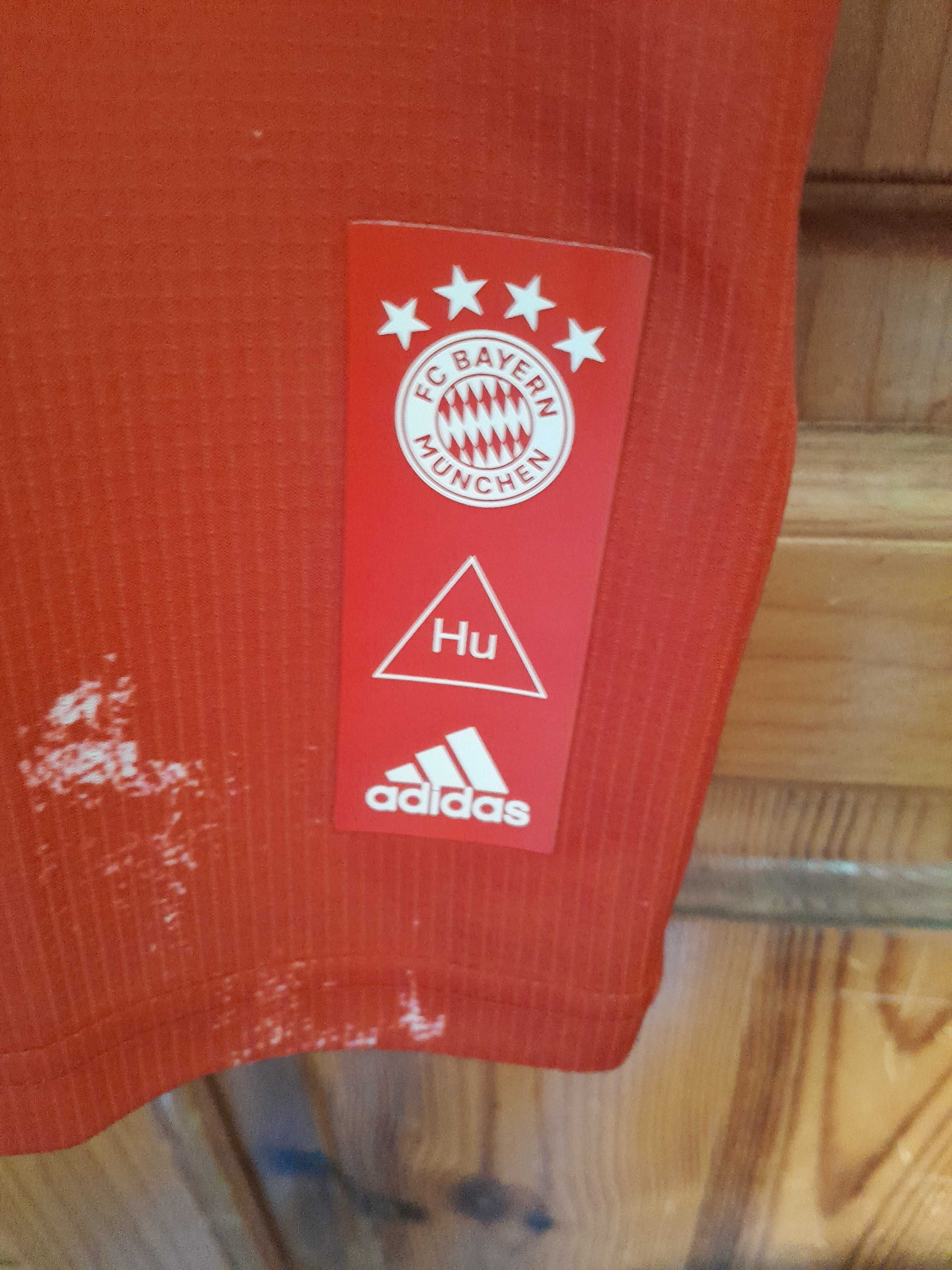 Продавам оригинална тениска Bayern Munich x Pharrell Williams artworks