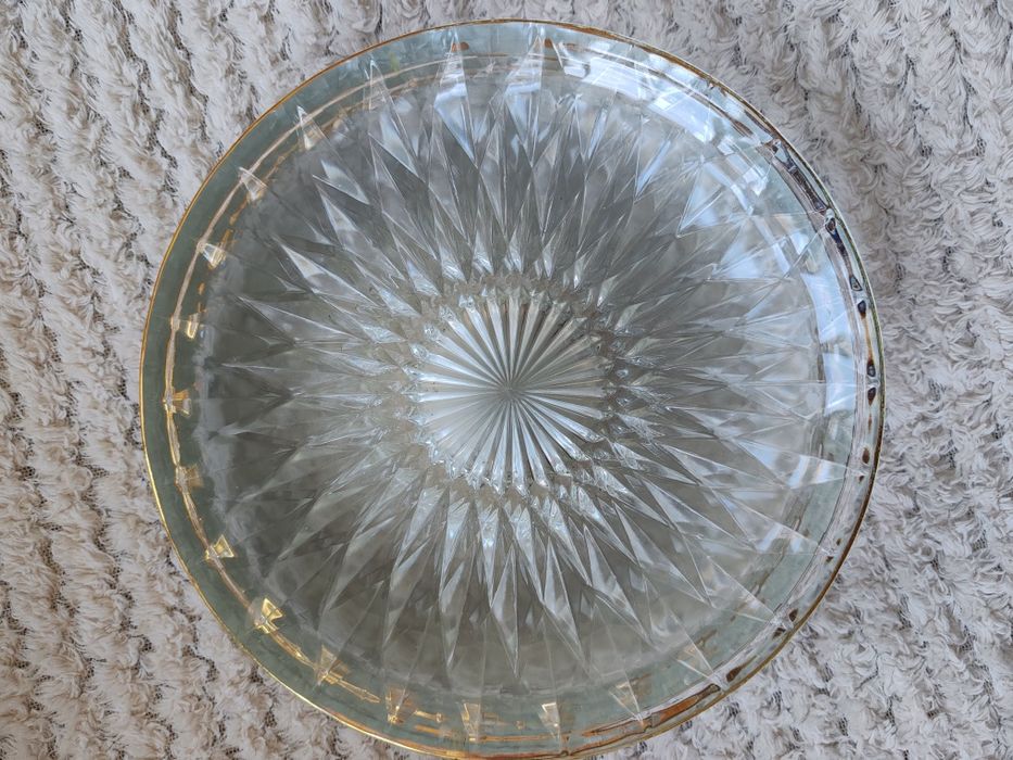 6 броя чинии със златист кант / 2 броя купи черно-бели