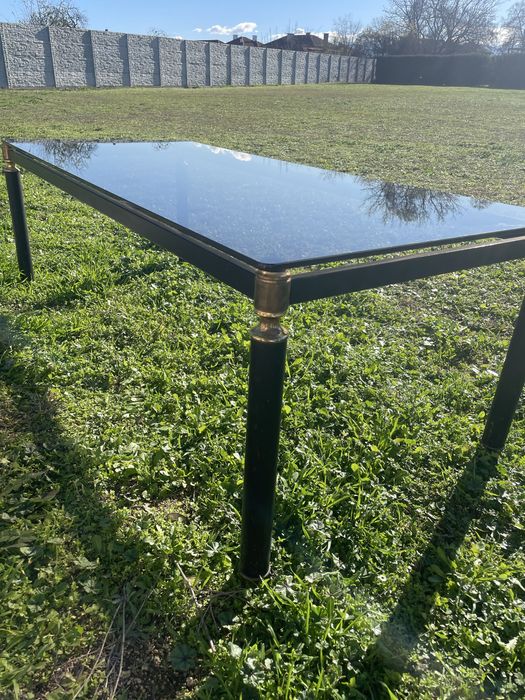 Холна маса със метални крака и стъкло