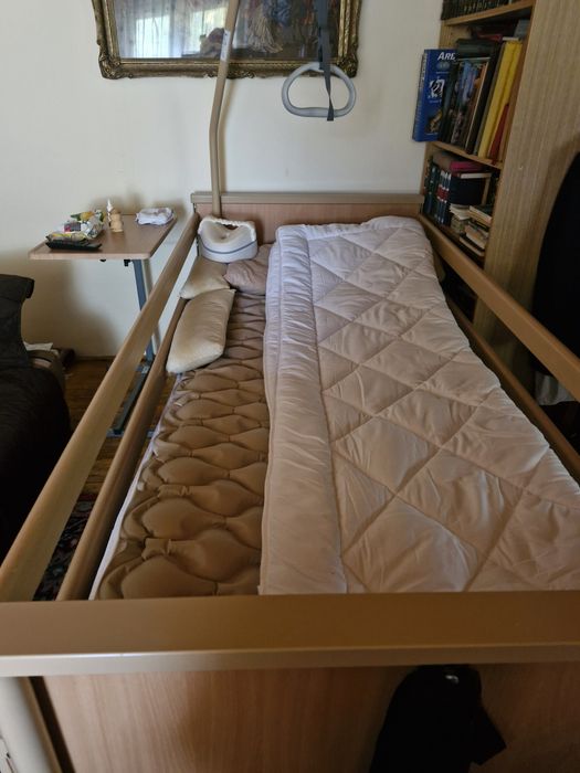 Pat de spital electric + 2 saltele antiescare+masuta pat+cearsafuri+wc