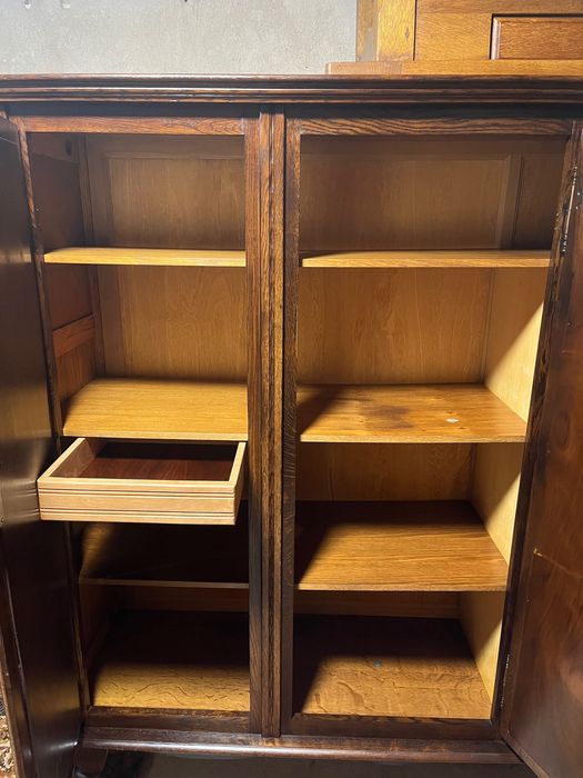 Масивен старинен гардероб