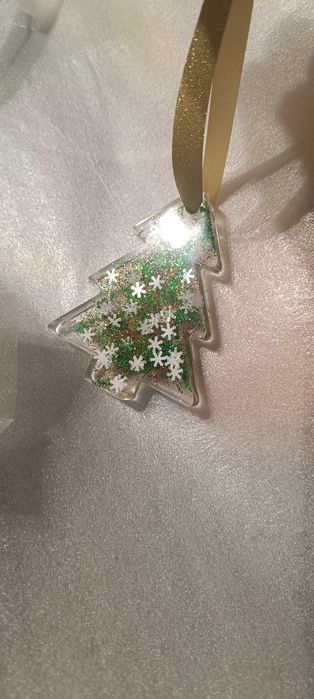 Елхичка от епоксидна смола