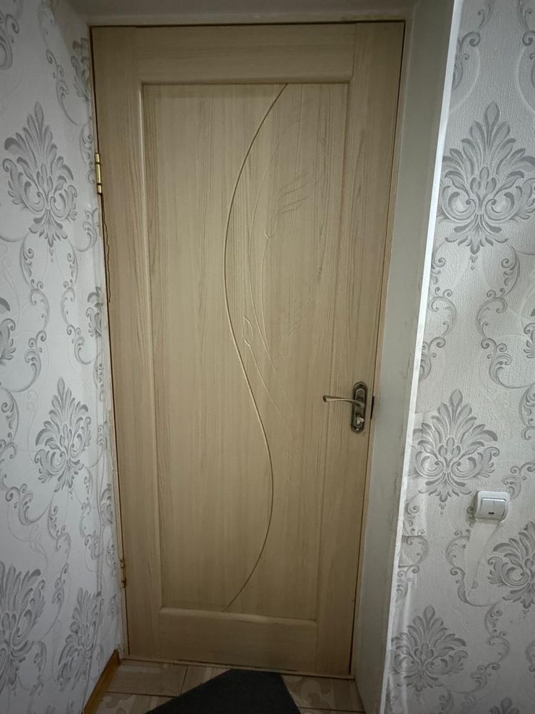 Продаю металлическую дверь, деревянную в подарок