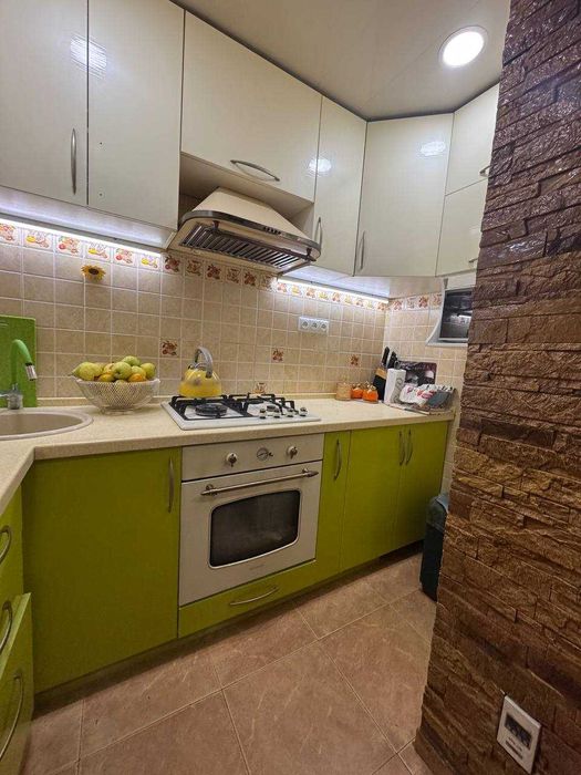 Чиланзар-4. Кирпичный дом. 2\4\4. Евро, метро Мирзо Улугбек. TL