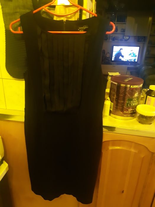 Продаются брендовые пиджаки и платья