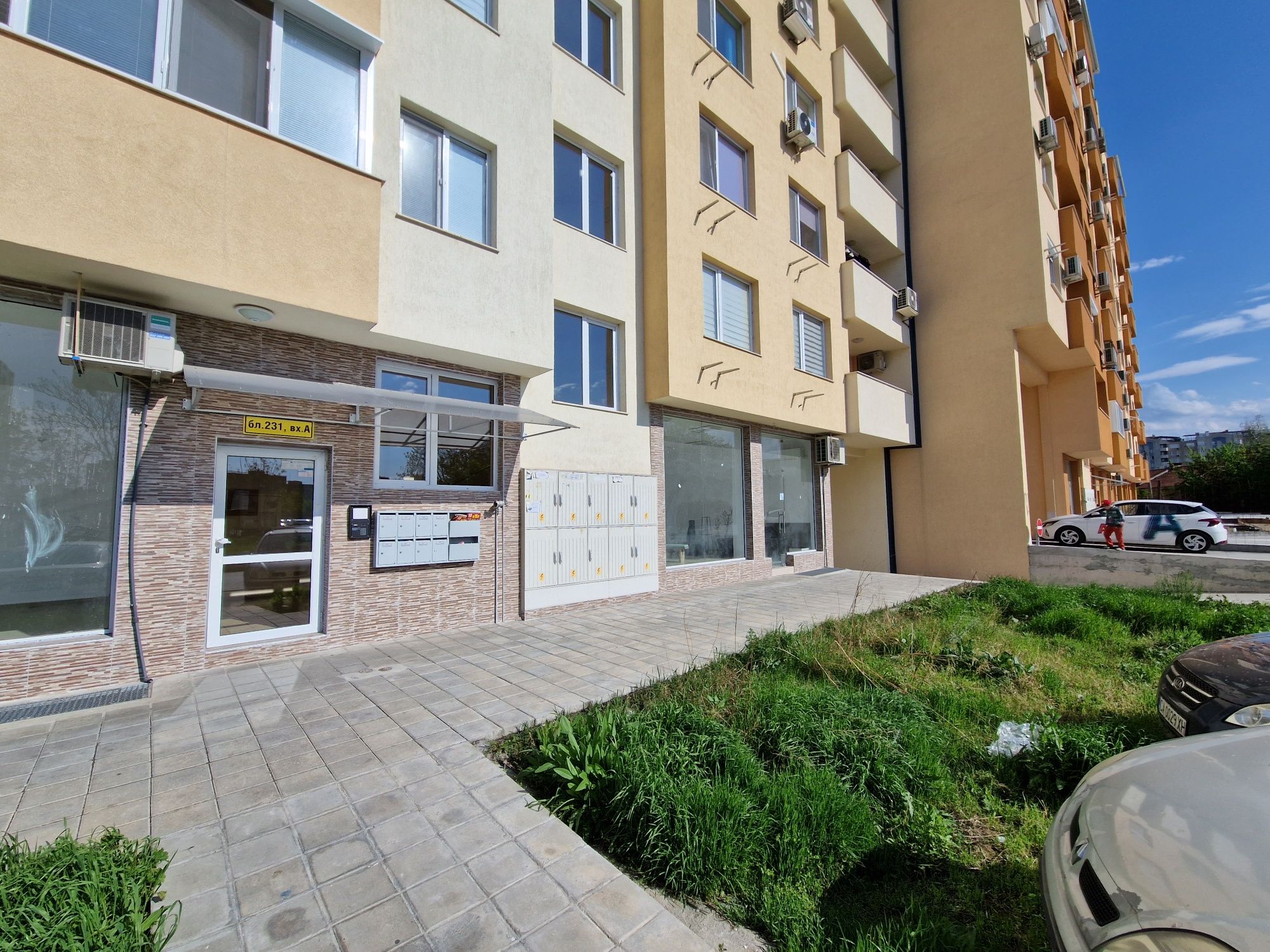 Гараж / склад 19м² за автомобил и мотор под наем в ЖК Тракия, бл.230,