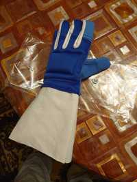 Продается перчатка для фехтования, на левую руку, размер М, новая.