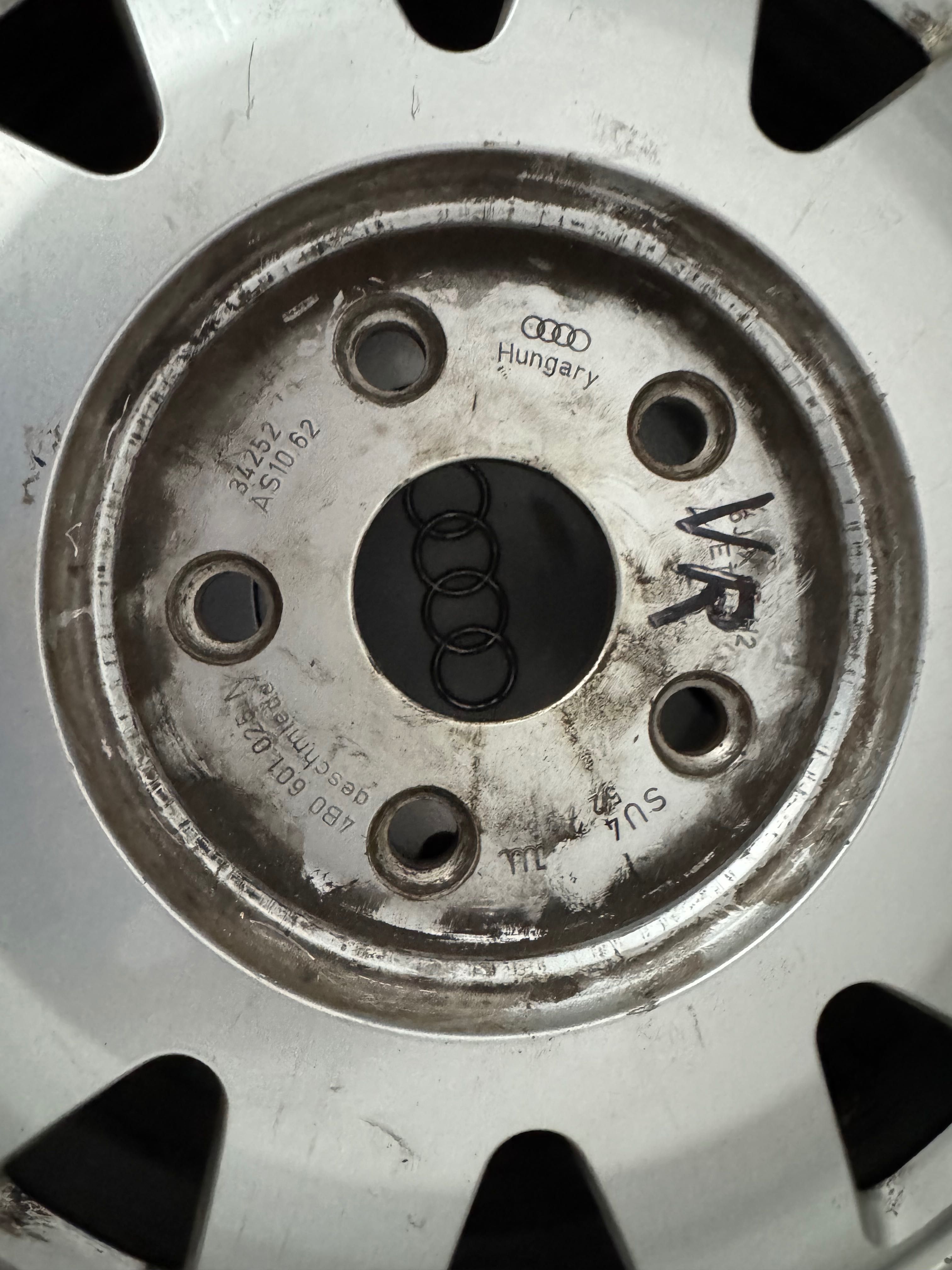 Продавам комплект оригинални джанти Audi с гуми Barum 205/60 R15