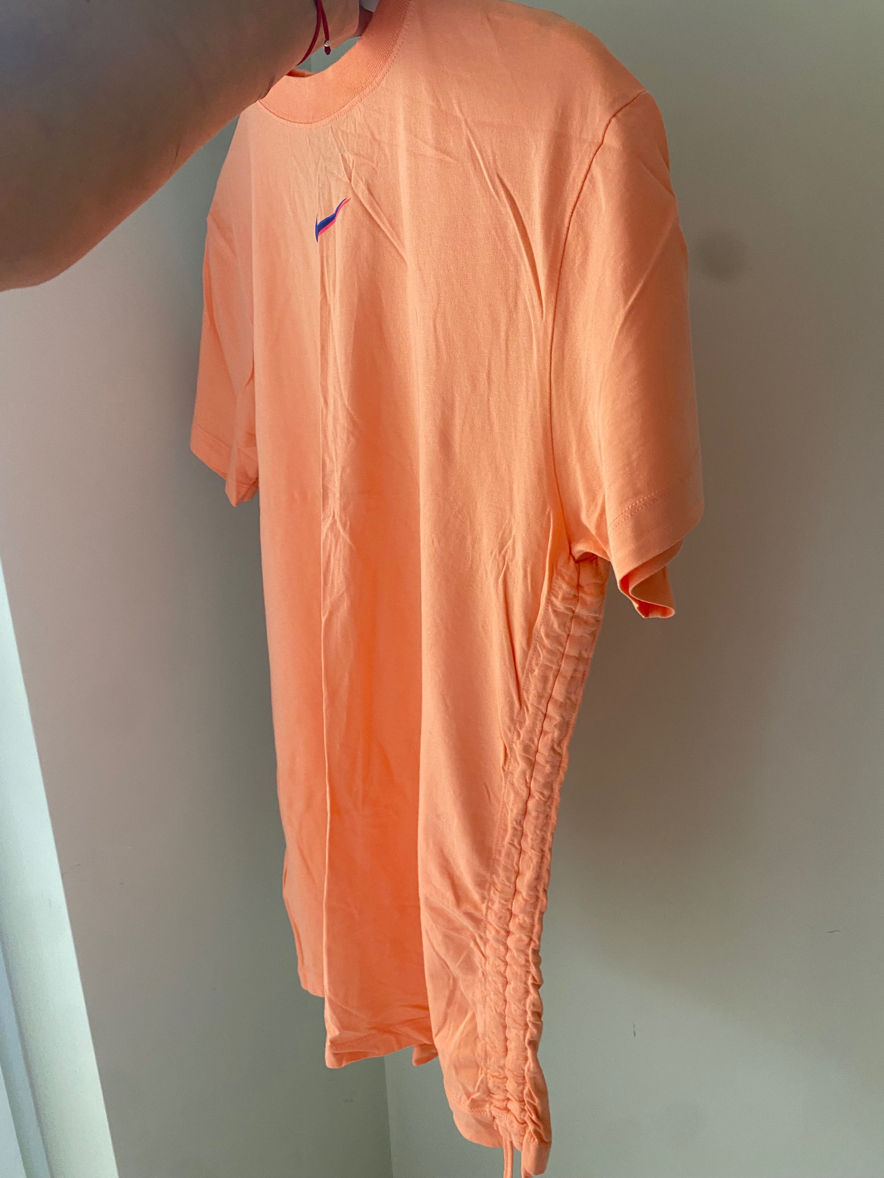 Къса рокля Nike с набор от едната страна