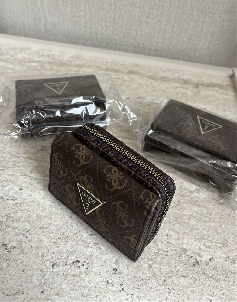 Нови портмонета Guess и Louis Vuitton