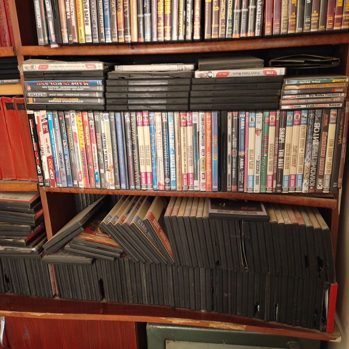 Tarixiy kitoblar va uyin disklari