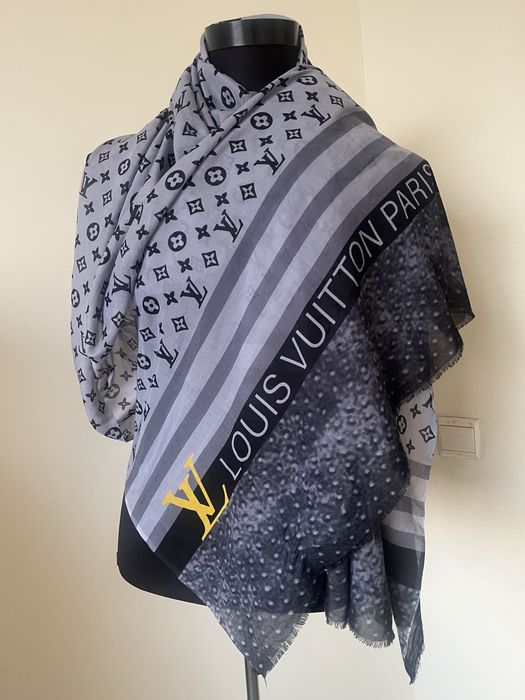 Eșarfa Louis Vuitton , impecabila