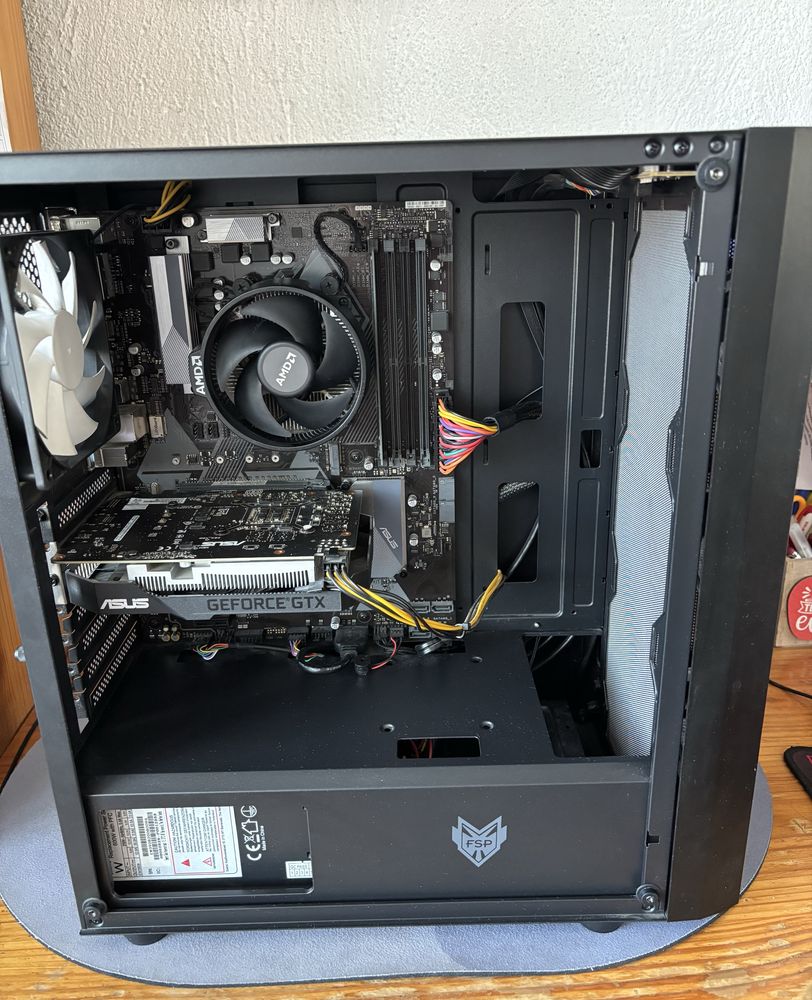 Геймърски компютър Ryzan 5 + GTX 1650 + SSD + монитор Los - Отличен