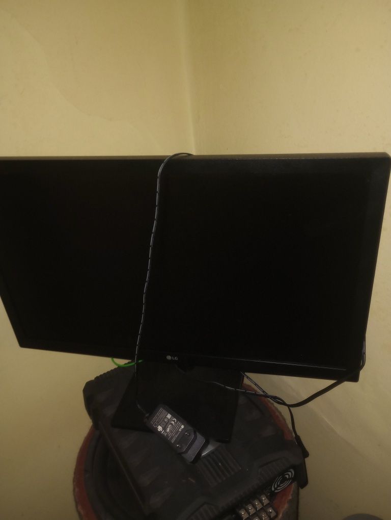 Vand Sau schimb unitate si Monitor LG