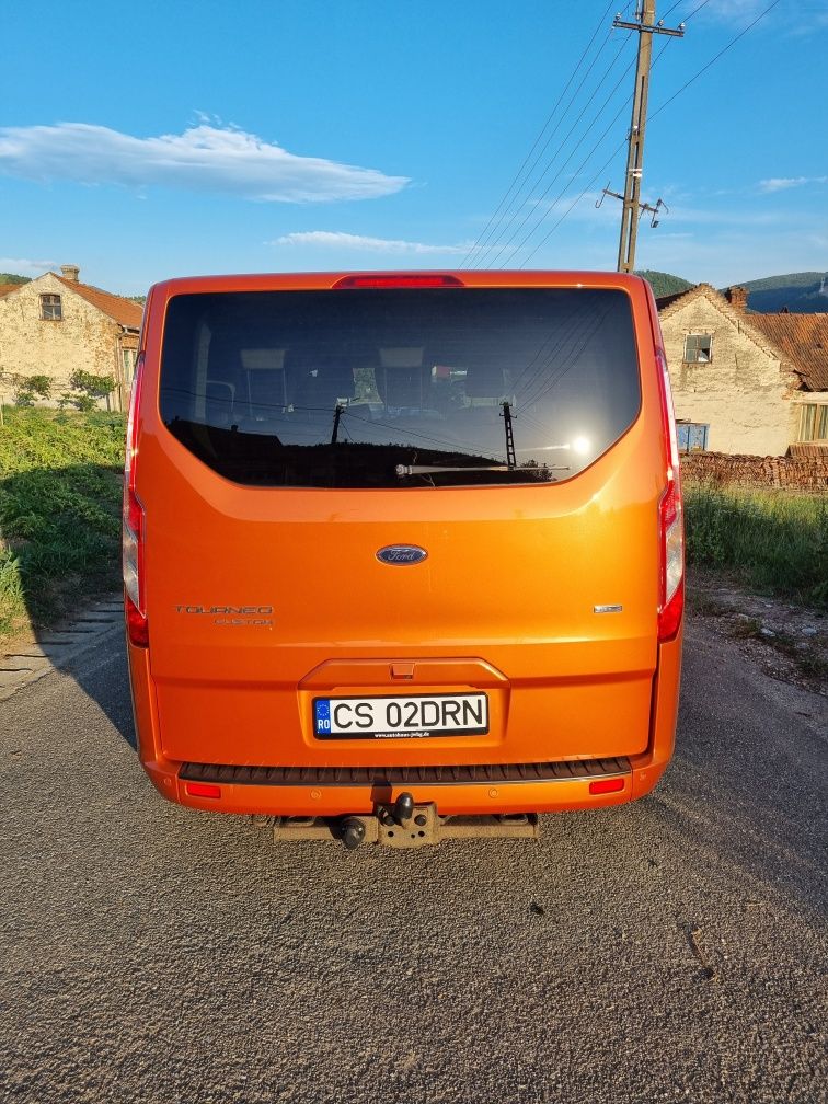 Inchiriez Ford Turneo Custom