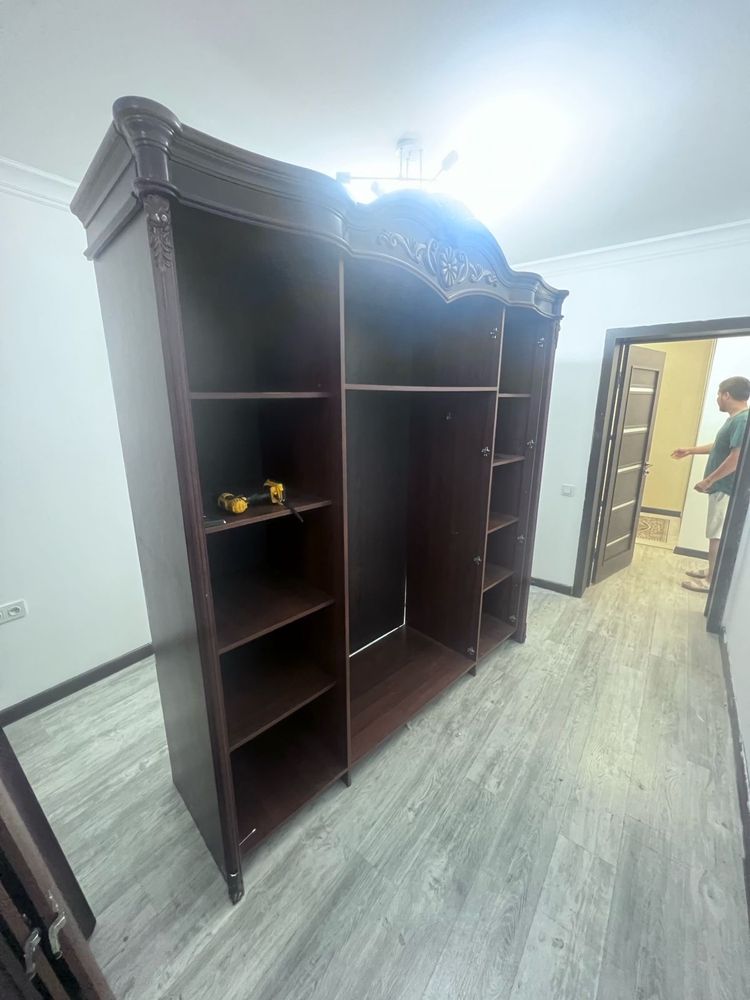 Шкаф,кровать,мишка