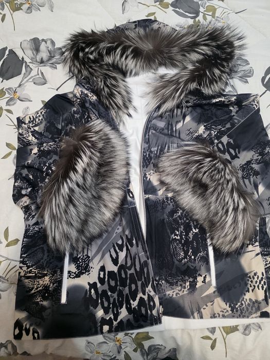 Продавам бяло яке , естествена кожа с гарнитура от сребърна лисица