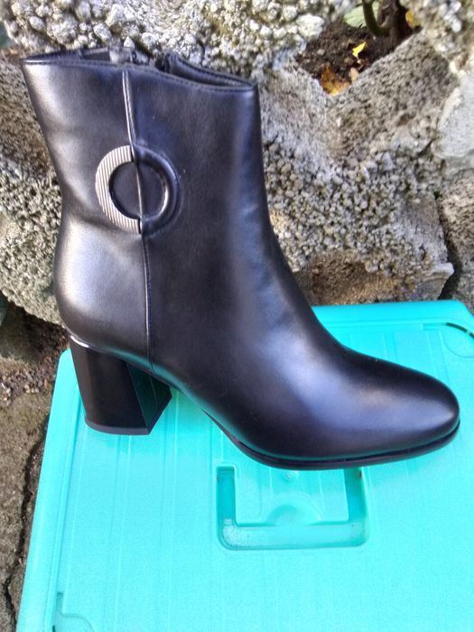 Дамски боти с среден ток