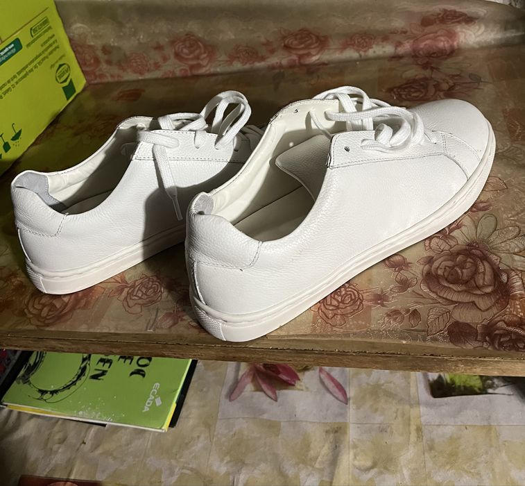 Adidași Albi Eleganți Moss – Noi, Niciodată Purtați
