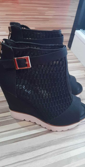 Дамски мрежести съндали.