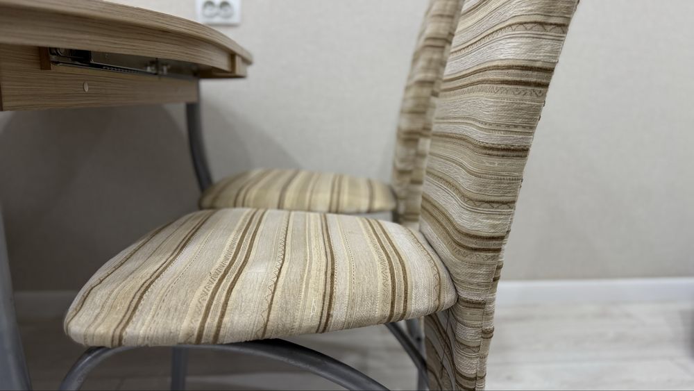 Стол со стульями