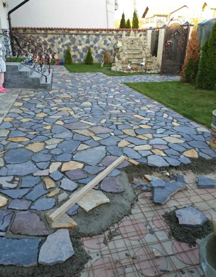 Executam lucrări din piatră