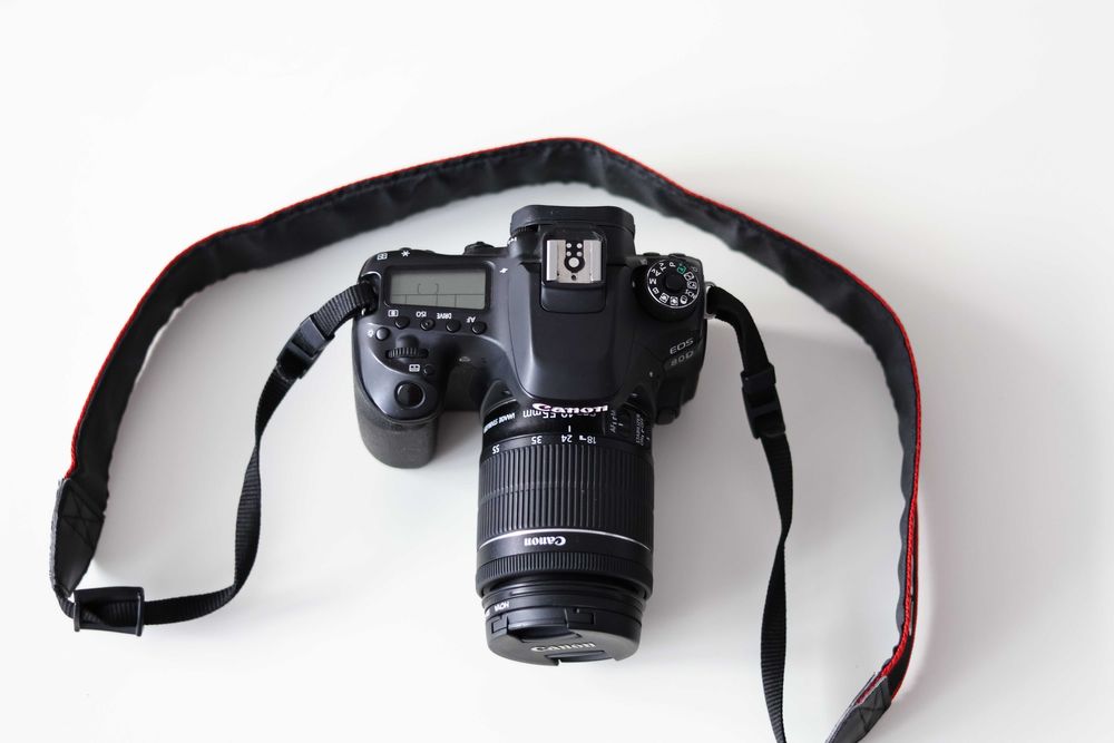 Aparat foto Canon 80D cu obiectiv 18-55mm