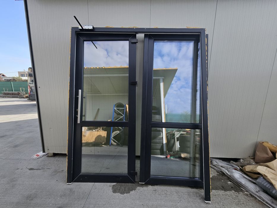 Vând usa pvc dubla