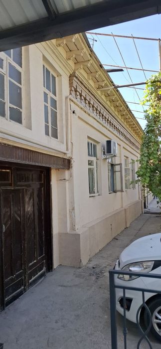 Uy sotiladi malika bozor yaqinida.