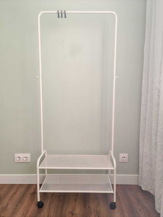 Вешалка для одежды напольная на колесах белая металлическая