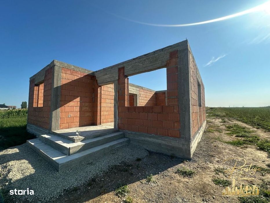 Casa la rosu cu acoperis si teren de 560 mp de vanzare in Tarian - Bih
