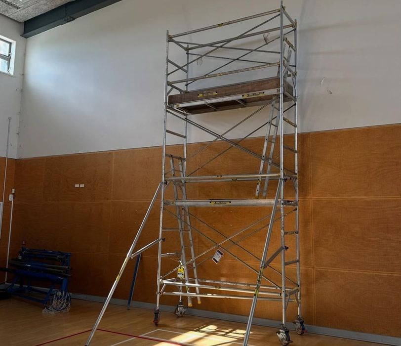 Schela mobila pe roti pentru  construcții, fațade de închiriat