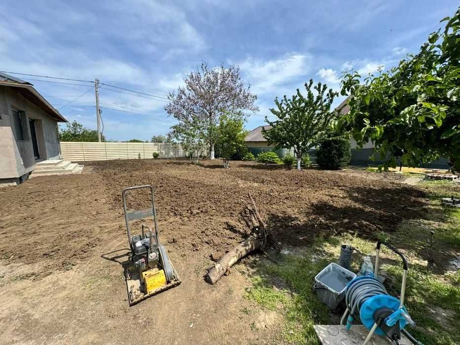 Execut sapaturi cu miniexcavator, picon si burghiu pentru gauri