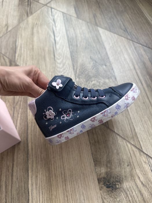 Продавам детски обувки в перфектно състояние